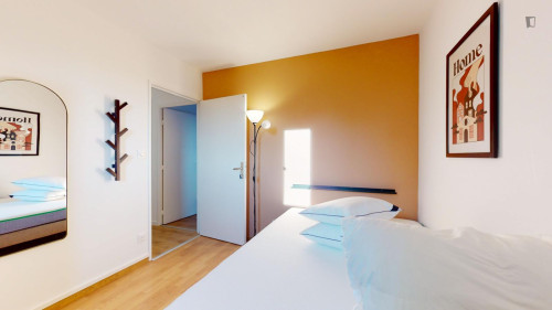 Comfy double bedroom in Jas-de-Bouffan