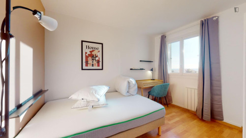 Comfy double bedroom in Jas-de-Bouffan