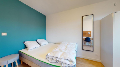 Comfy double bedroom in Jas-de-Bouffan
