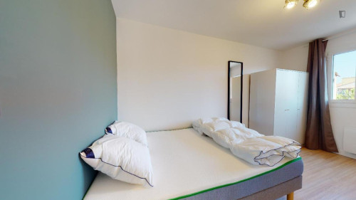 Comfy double bedroom in Jas-de-Bouffan