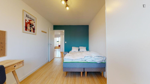 Comfy double bedroom in Jas-de-Bouffan