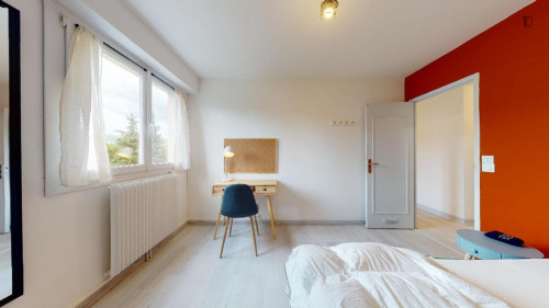 Neat double bedroom in Pont des Trois Sautets