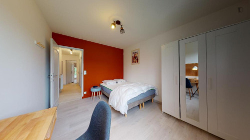 Neat double bedroom in Pont des Trois Sautets