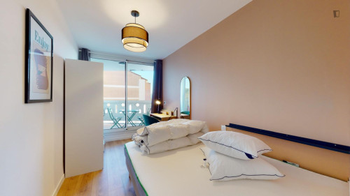 Modern double bedroom in Jas-de-Bouffan