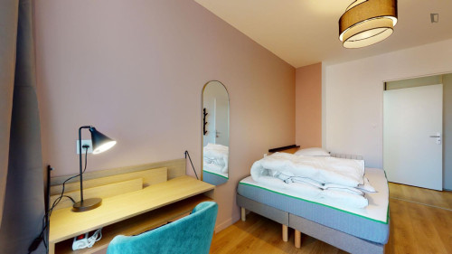 Modern double bedroom in Jas-de-Bouffan