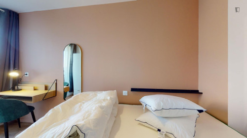 Modern double bedroom in Jas-de-Bouffan