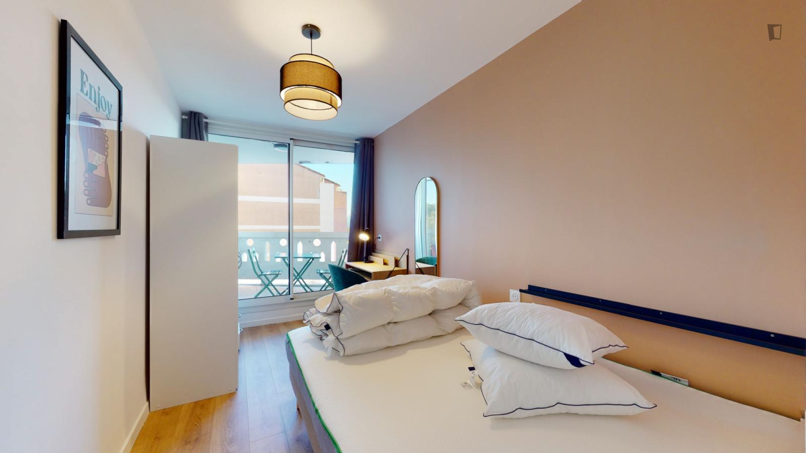 Modern Double Bedroom In Jas-De-Bouffan - 1