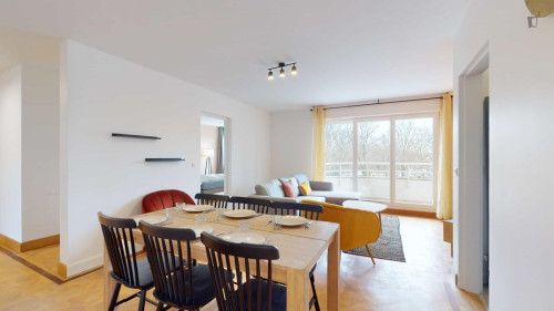Lovely double bedroom in Jas-de-Bouffan