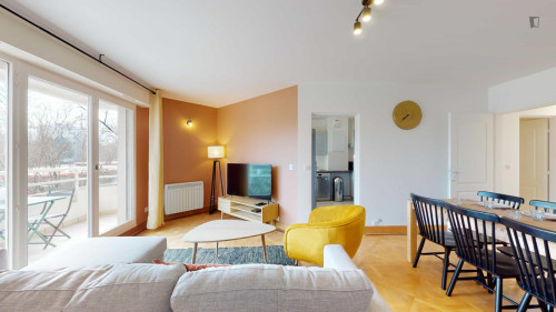 Lovely double bedroom in Jas-de-Bouffan