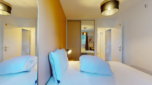 Lovely double bedroom in Jas-de-Bouffan