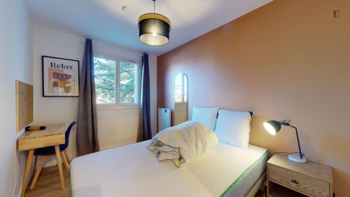 Lovely double bedroom in Jas-de-Bouffan