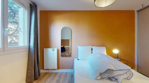 Lovely double bedroom in Jas-de-Bouffan