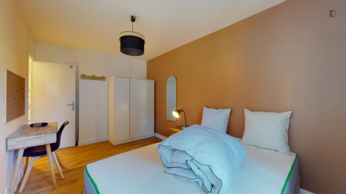 Neat double bedroom in Jas-de-Bouffan