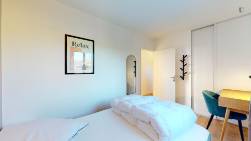 Lovely little double bedroom in Jas-de-Bouffan