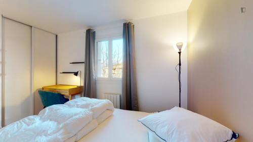 Lovely little double bedroom in Jas-de-Bouffan