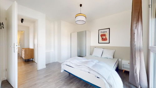 Comfy double bedroom in Jas-de-Bouffan