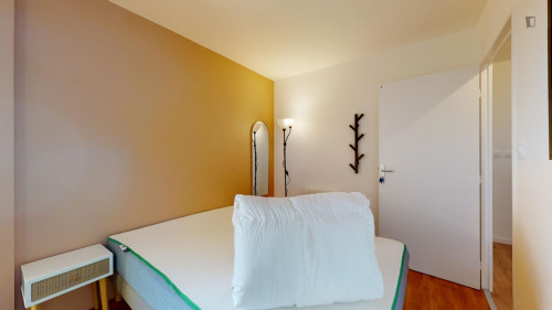 Cosy little double bedroom in Jas-de-Bouffan