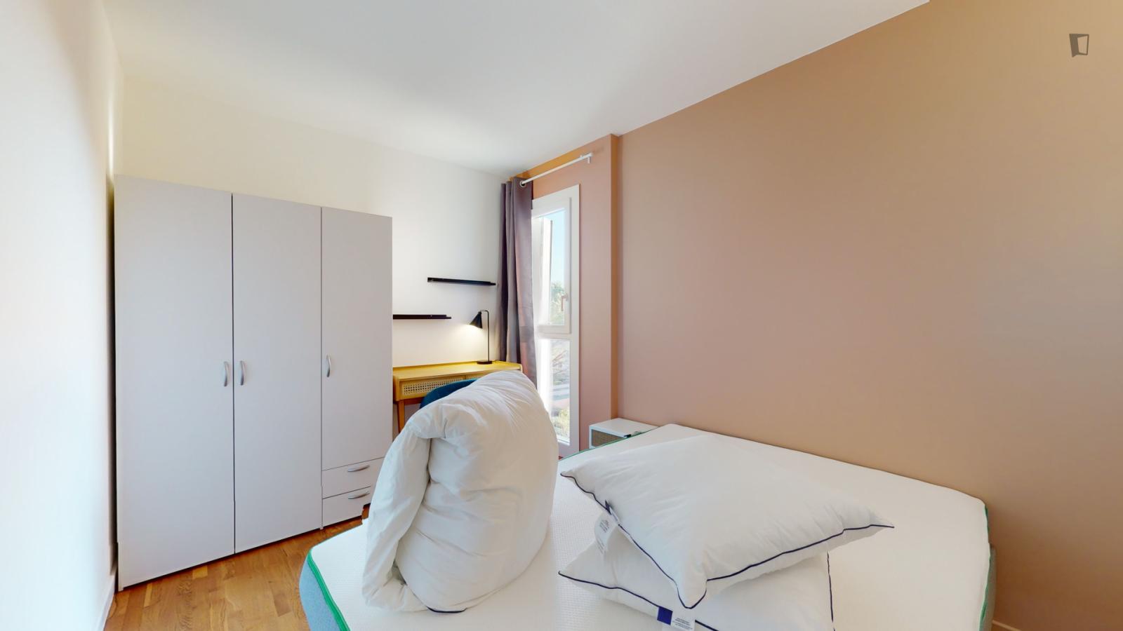 Cosy Little Double Bedroom In Jas-De-Bouffan - 1