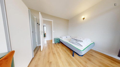 Double bedroom with a balcony, in Pantin