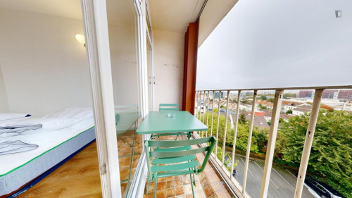Double bedroom with a balcony, in Pantin