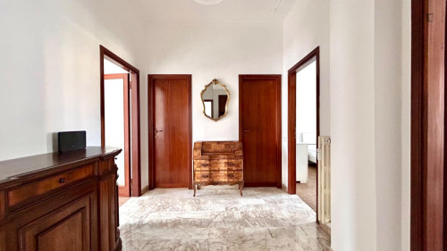 Double bedroom in 3-bedroom apartment in Florence