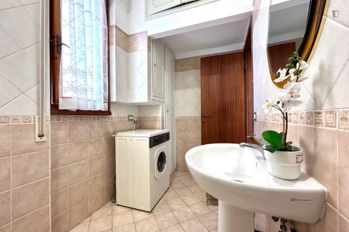 Double bedroom in 3-bedroom apartment in Florence