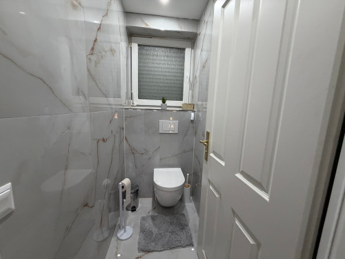 Exklusive 140 m² Business-Wellness-Wohnung mit Sauna & Jacuzzi nahe Köln