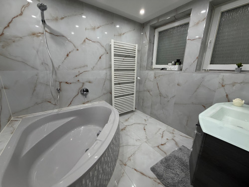 Exklusive 140 m² Business-Wellness-Wohnung mit Sauna & Jacuzzi nahe Köln