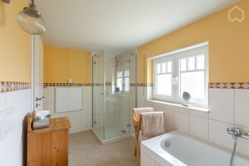 Amazing, neat suite in nice area - Gallery - 10