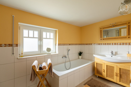 Amazing, neat suite in nice area - Gallery - 9