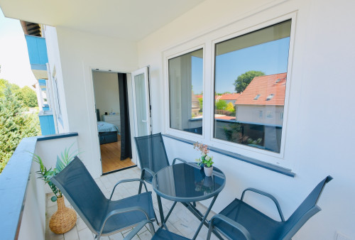 renovated comfortable Flat for 6 – Box-Spring Beds, Balcony & More