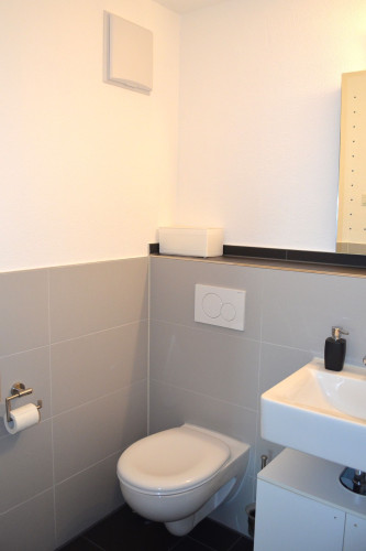 Penthouse flair – like new, very bright, and great views