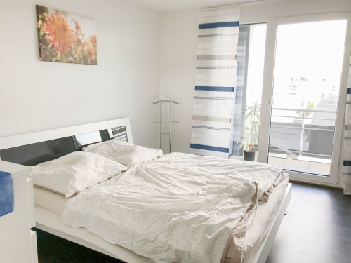 Penthouse flair – like new, very bright, and great views