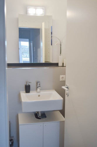Penthouse flair – like new, very bright, and great views