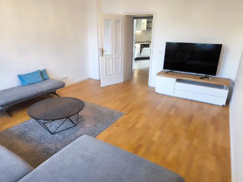 Luxurious and centrally located 4-room flat in the centre of Nuremberg. The house is located in a green oasis of Nuremberg.