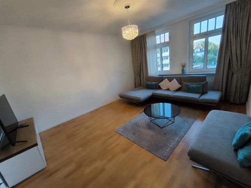 Luxurious and centrally located 4-room flat in the centre of Nuremberg. The house is located in a green oasis of Nuremberg.