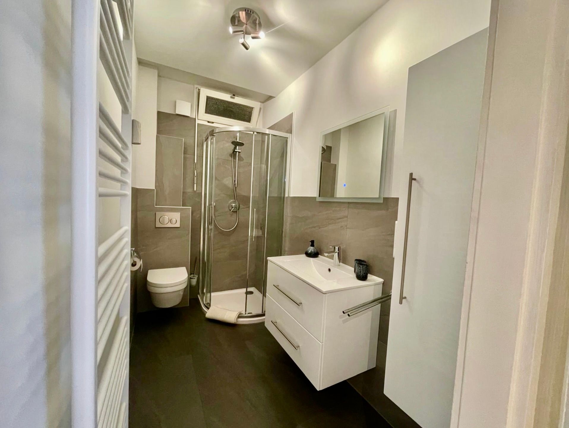 Bright And Stylishly Furnished Old Town Flat - 9