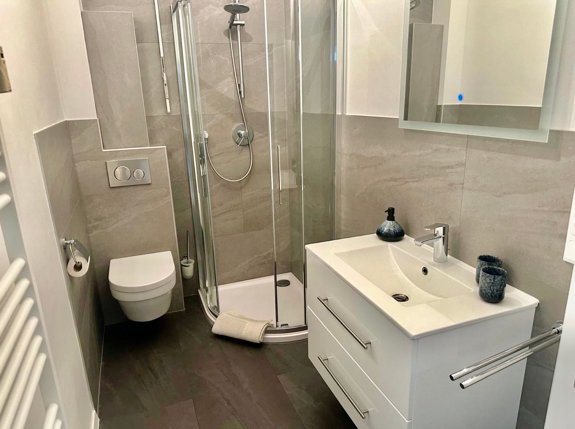 Bright And Stylishly Furnished Old Town Flat - 12