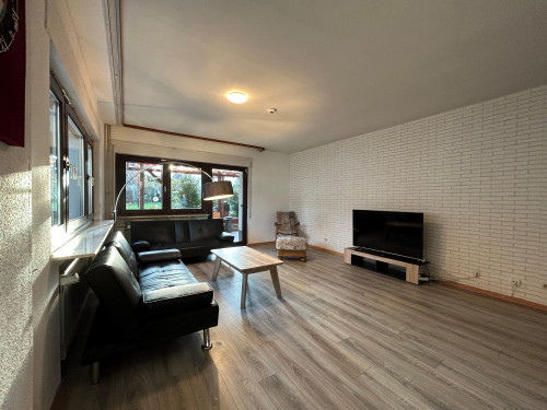 Sunlit Maisonette with Terrace, Balcony, and Home Office Potential