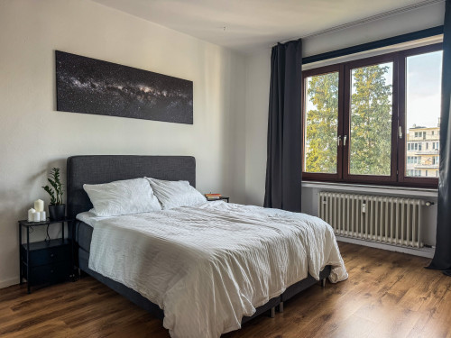 Stylish city apartment with balcony & home office