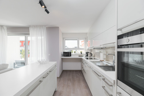 DELUXE APARTMENT 2 Bedrooms - Free Parking - Trade Fair Airport - Balcony - Netflix