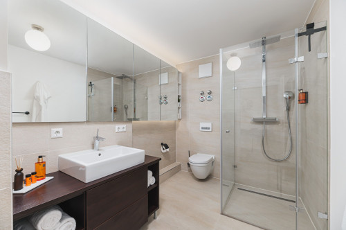 DELUXE APARTMENT 2 Bedrooms - Free Parking - Trade Fair Airport - Balcony - Netflix