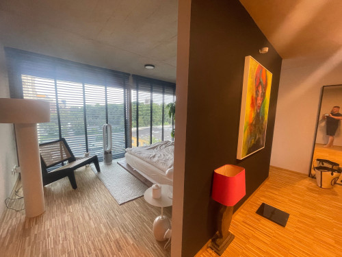 Bright 3-room maisonette apartment with fitted kitchen, loggia and parking space