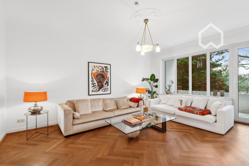 Stylish Art Deco Apartment close to city centre