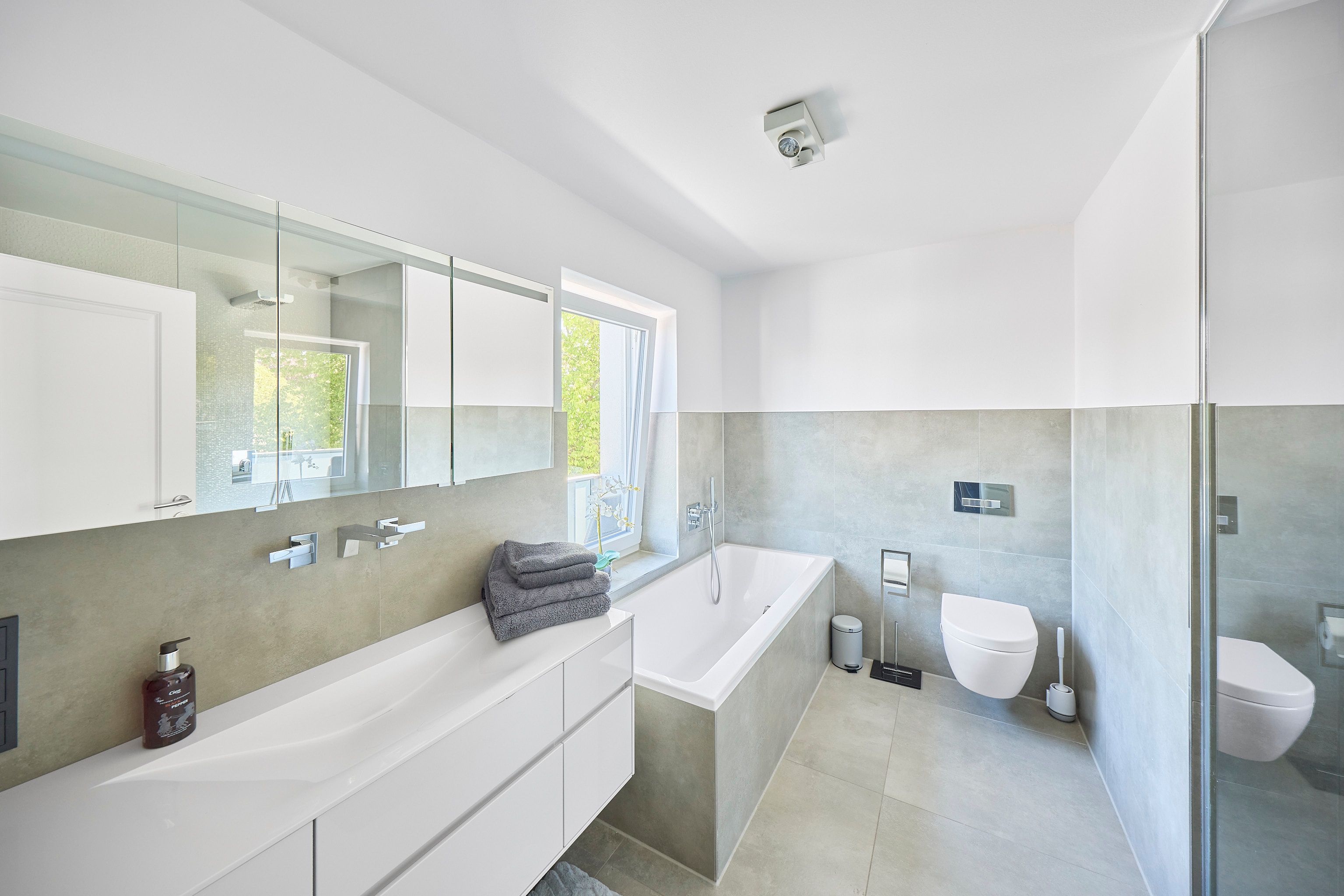  Spacious Multi-Level Designer Home With Terrace And Two Balconies – Ideal For Families Or Business S  -  Spacious multi-level designer home with terrace and two balconies – ideal for families or business stays.  - Gallery -  4