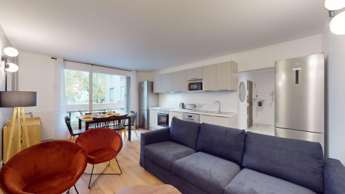 Pleasant double bedroom near Quatre Routes station