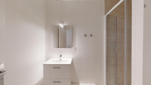 Pleasant double bedroom near Quatre Routes station