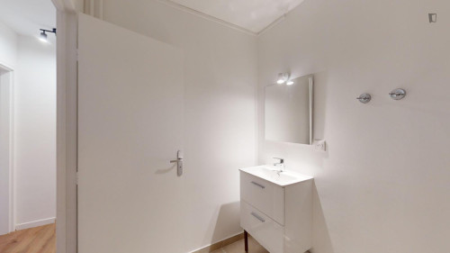 Pleasant double bedroom near Quatre Routes station