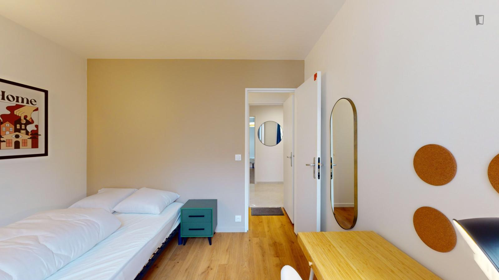  Pleasant Double Bedroom Near Quatre Routes Station  -  Pleasant double bedroom near Quatre Routes station  - Gallery -  1