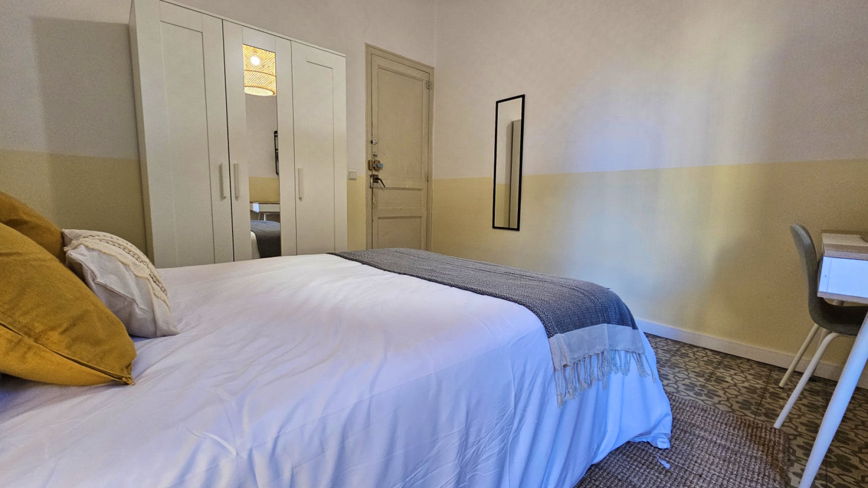 Room 2 - Modern Shared Apartment in Vibrant Sant Antoni, Barcelona - Ideal for Urban Living - Gallery - 14